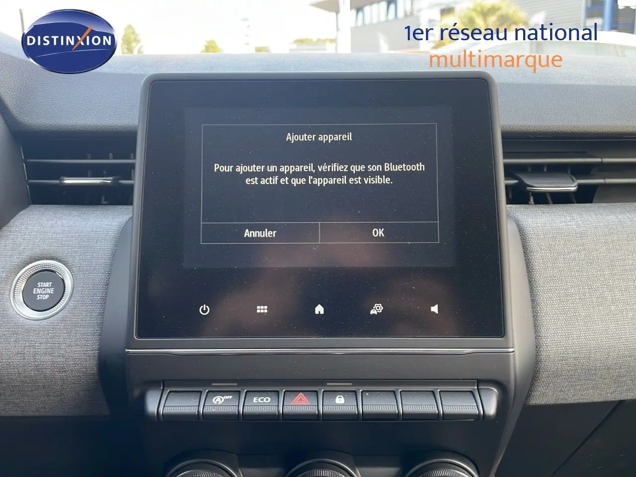 Tableau de bord de Renault Clio 2025 avec écran tactile central affichant l'ajout d'appareil Bluetooth.