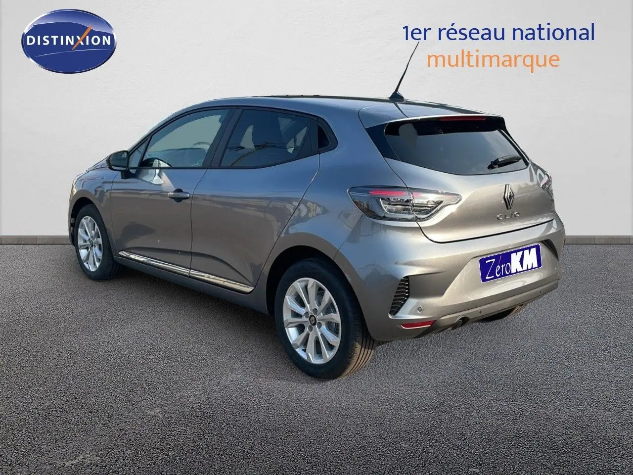 Vue 3/4 arrière droite d'une Renault Clio 1.5 DCI 100ch Evolution gris schiste métal avec jantes alliage et feux LED.