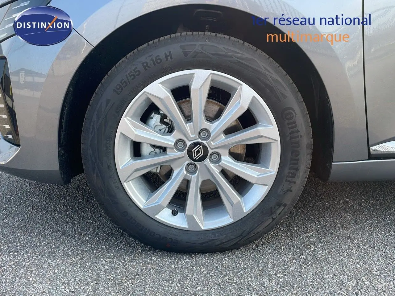 Gros plan sur la roue avant droite de la Renault Clio 1.5 DCI 100ch Evolution gris schiste métal avec jante alliage 16 pouces.