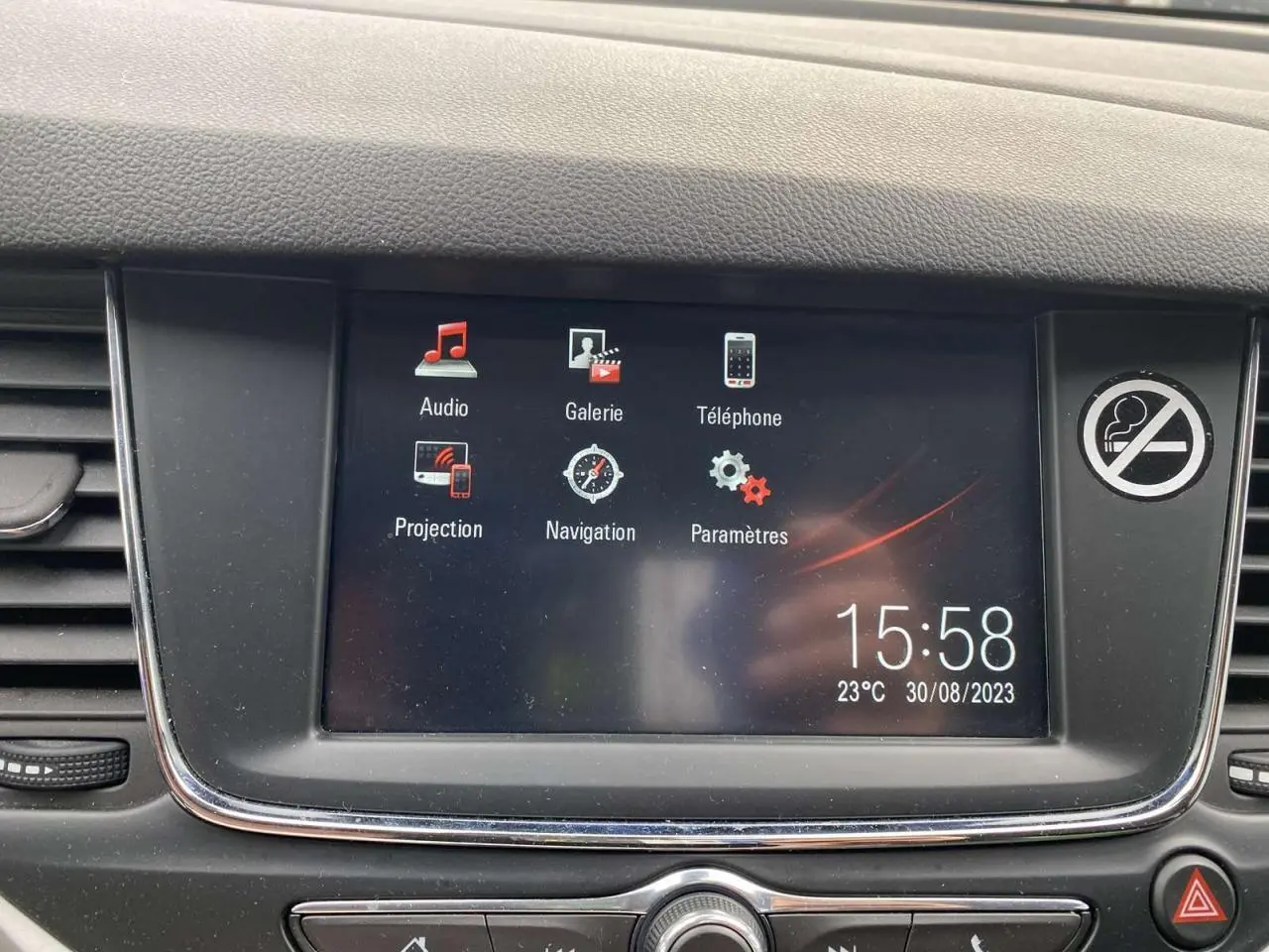 Écran tactile 7 pouces du système multimédia Opel Astra 2021 affichant les options audio, navigation et téléphone.