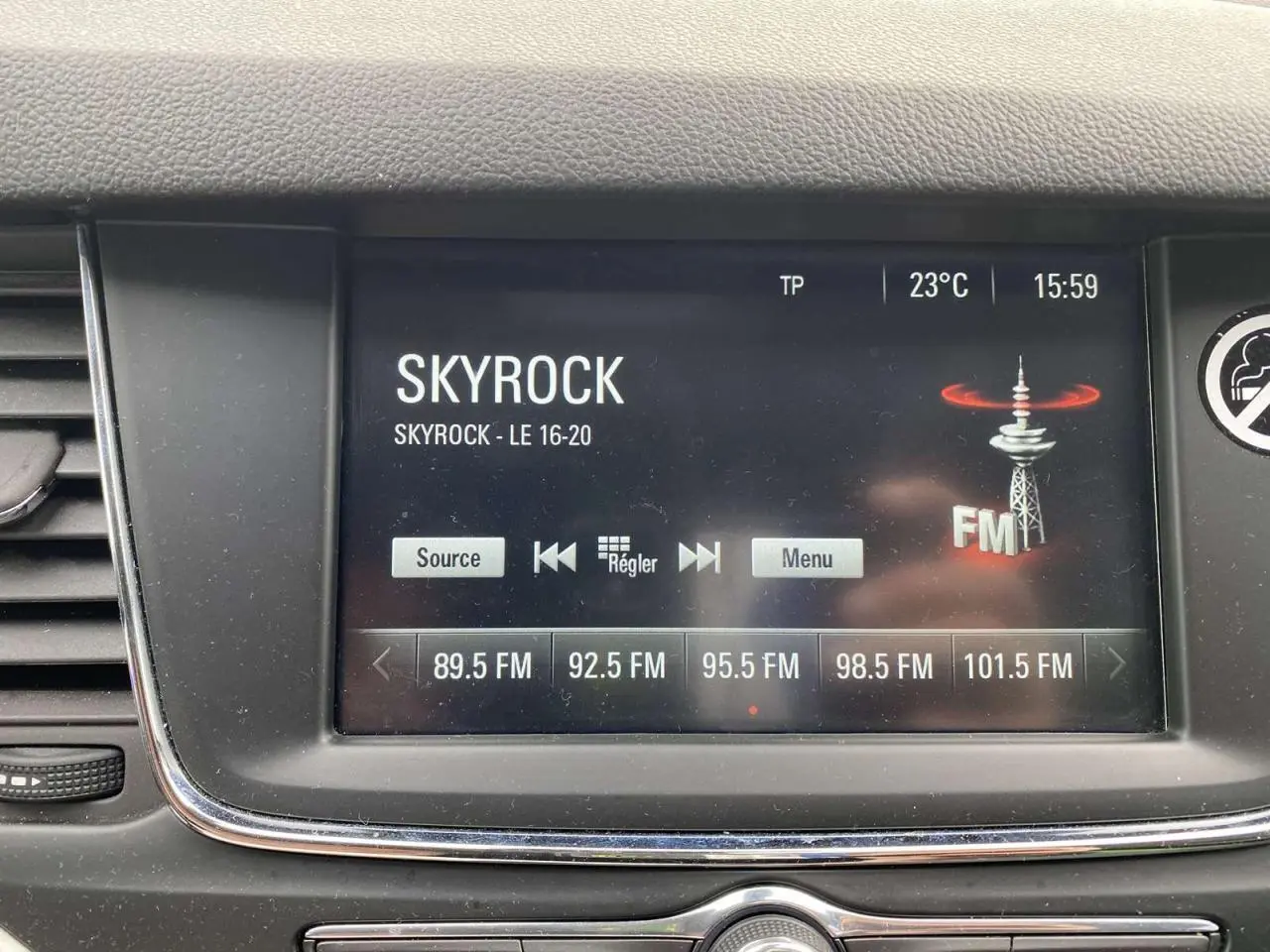 Écran tactile multimédia de l’Opel Astra 1.2i Turbo Edition 2021 affichant la radio Skyrock en intérieur noir.