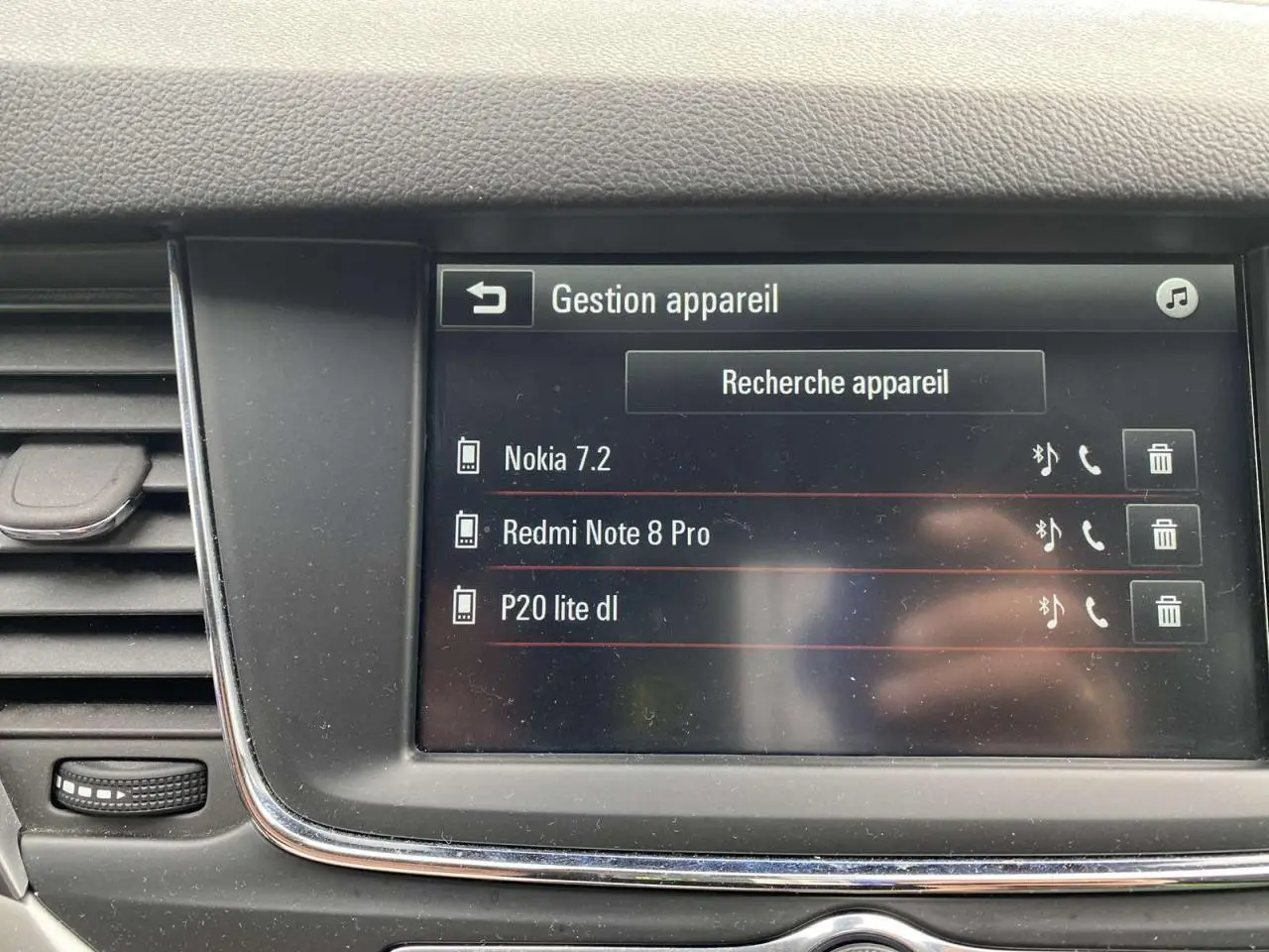 Écran tactile central de l’Opel Astra 2021 en Sovereign Silver affichant la gestion des appareils Bluetooth.