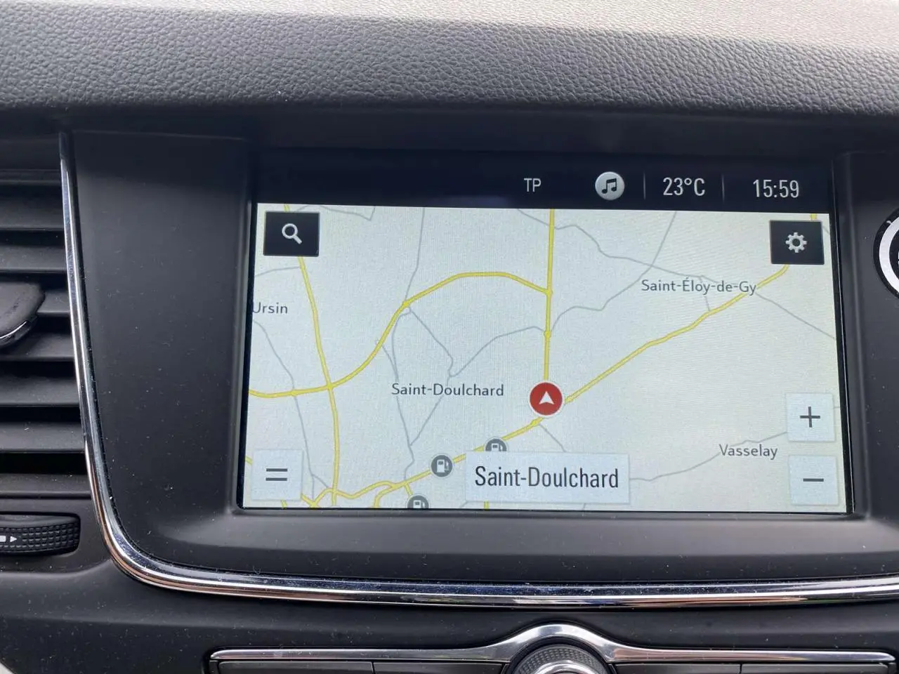 Écran tactile 7 pouces du système GPS de l'Opel Astra Sovereign Silver, affichant la carte de Saint-Doulchard.