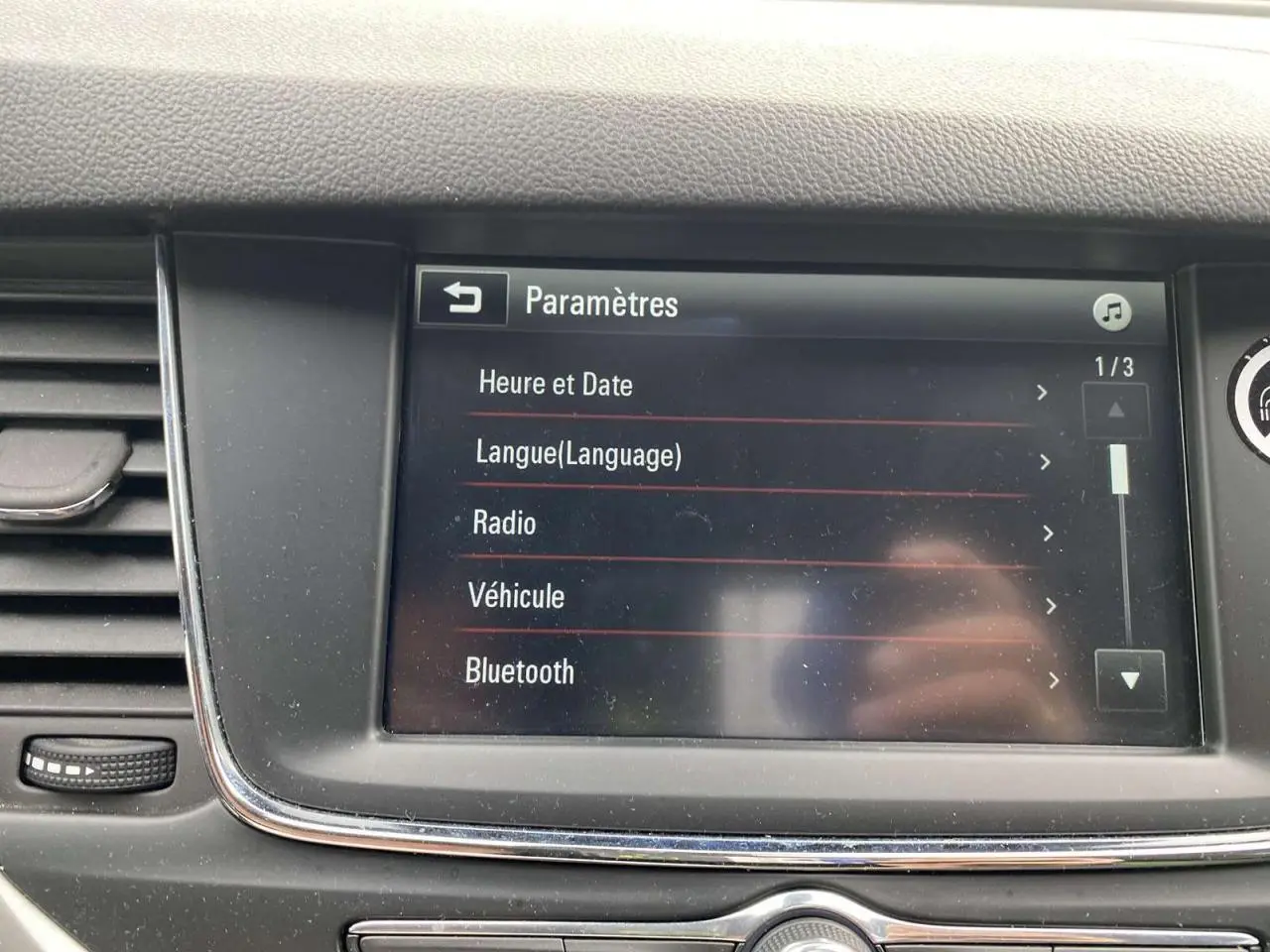 Vue rapprochée de l'écran tactile 7 pouces du système multimédia de l'Opel Astra 2021, affichant le menu paramètres.