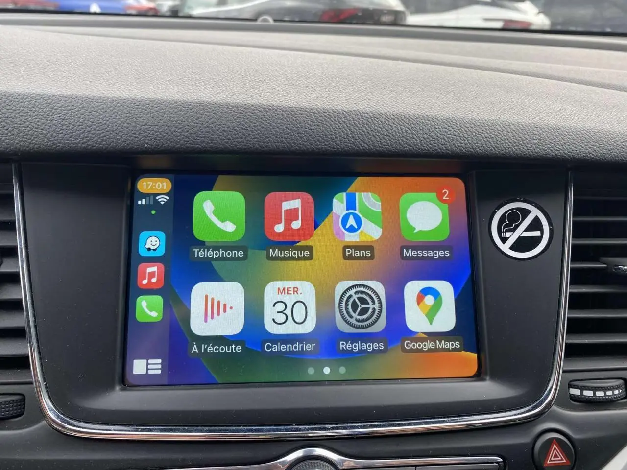 Écran tactile multimédia 7 pouces d'une Opel Astra 2021 affichant Apple CarPlay avec applications de navigation et communication.