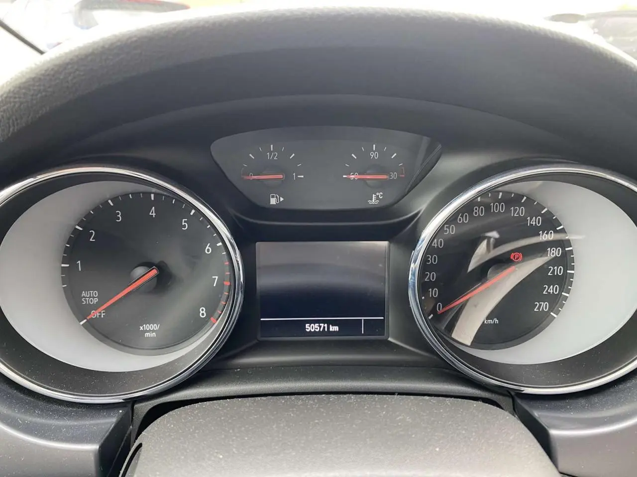 Vue rapprochée du tableau de bord de l'Opel Astra 2021, affichant le compteur et le kilométrage à 50571 km.