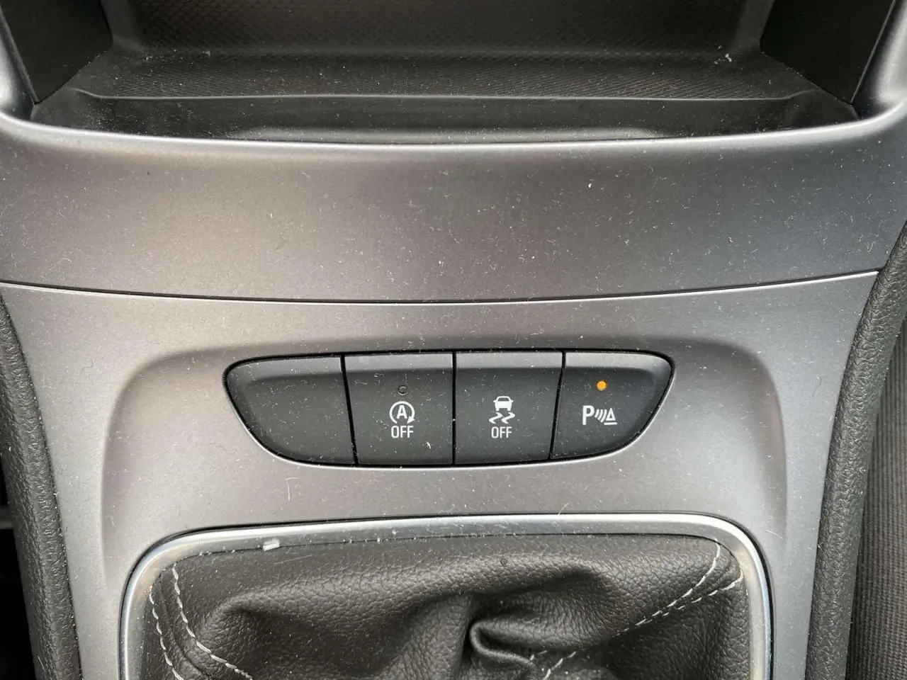 Boutons de contrôle du système d'aide au stationnement et de stabilité sur la console centrale d'une Opel Astra 2021.