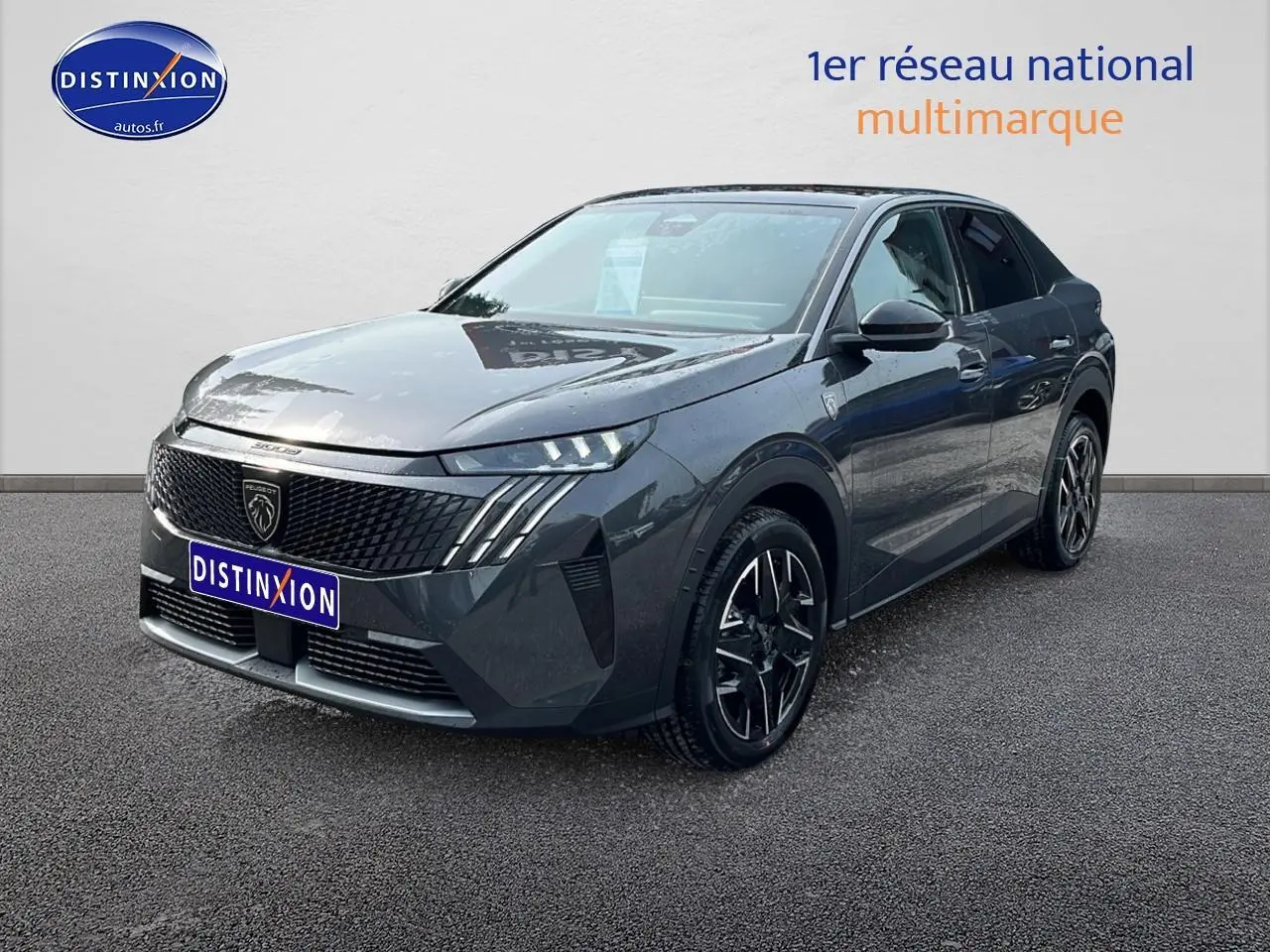Peugeot 3008 gris en 3/4 avant droit, avec calandre noire et jantes alliage distinctives.