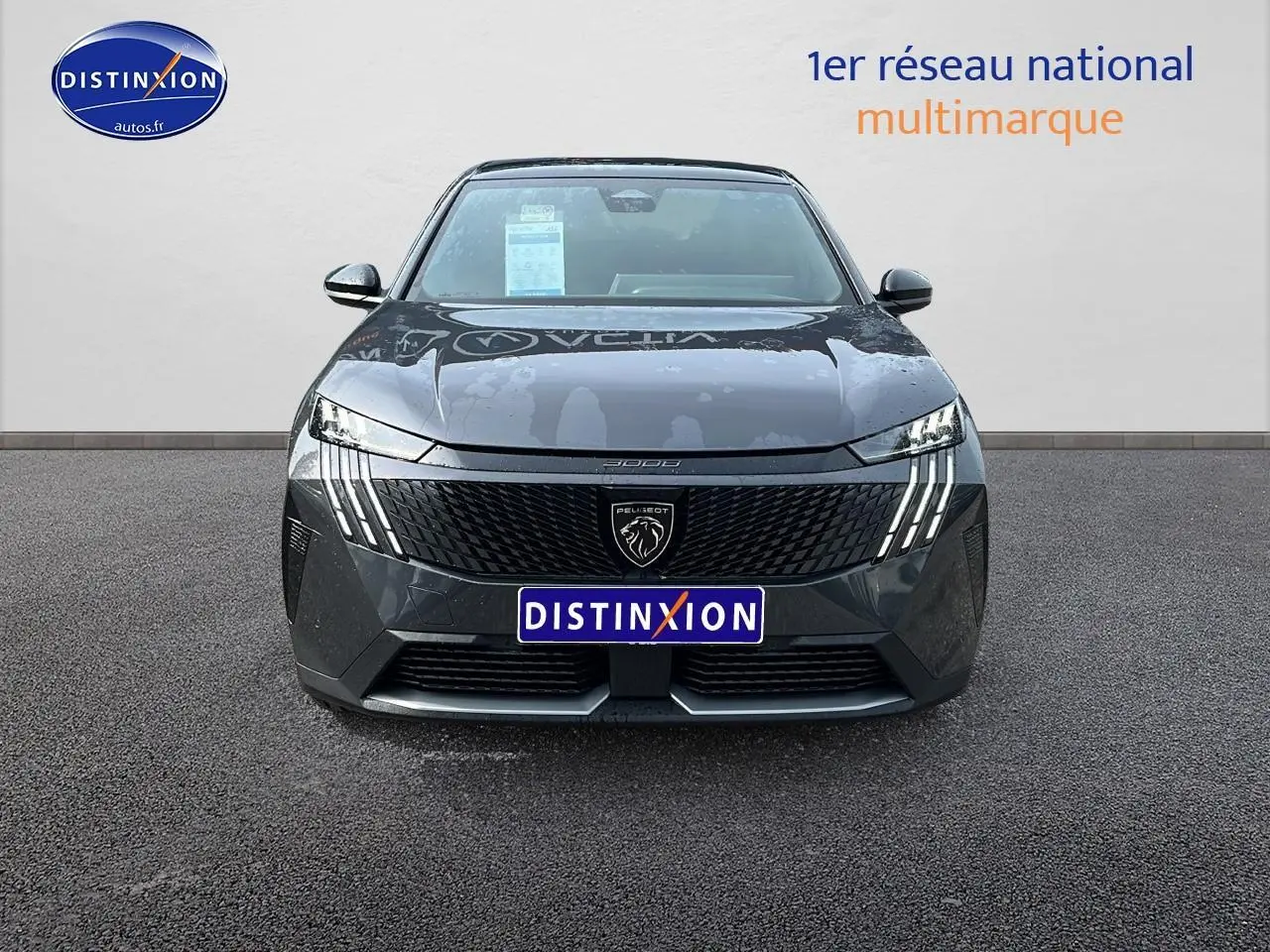 Vue avant d'un Peugeot 3008 gris 2025 avec calandre noire et phares LED à griffes distinctives.