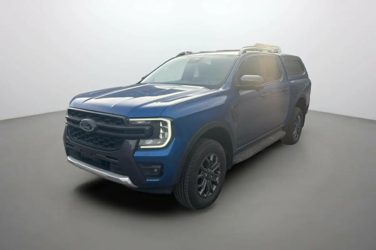Ford Ranger 3.0 V6 Wildtrak bleu lightning en 3/4 avant droit avec hard-top vitré couleur carrosserie.