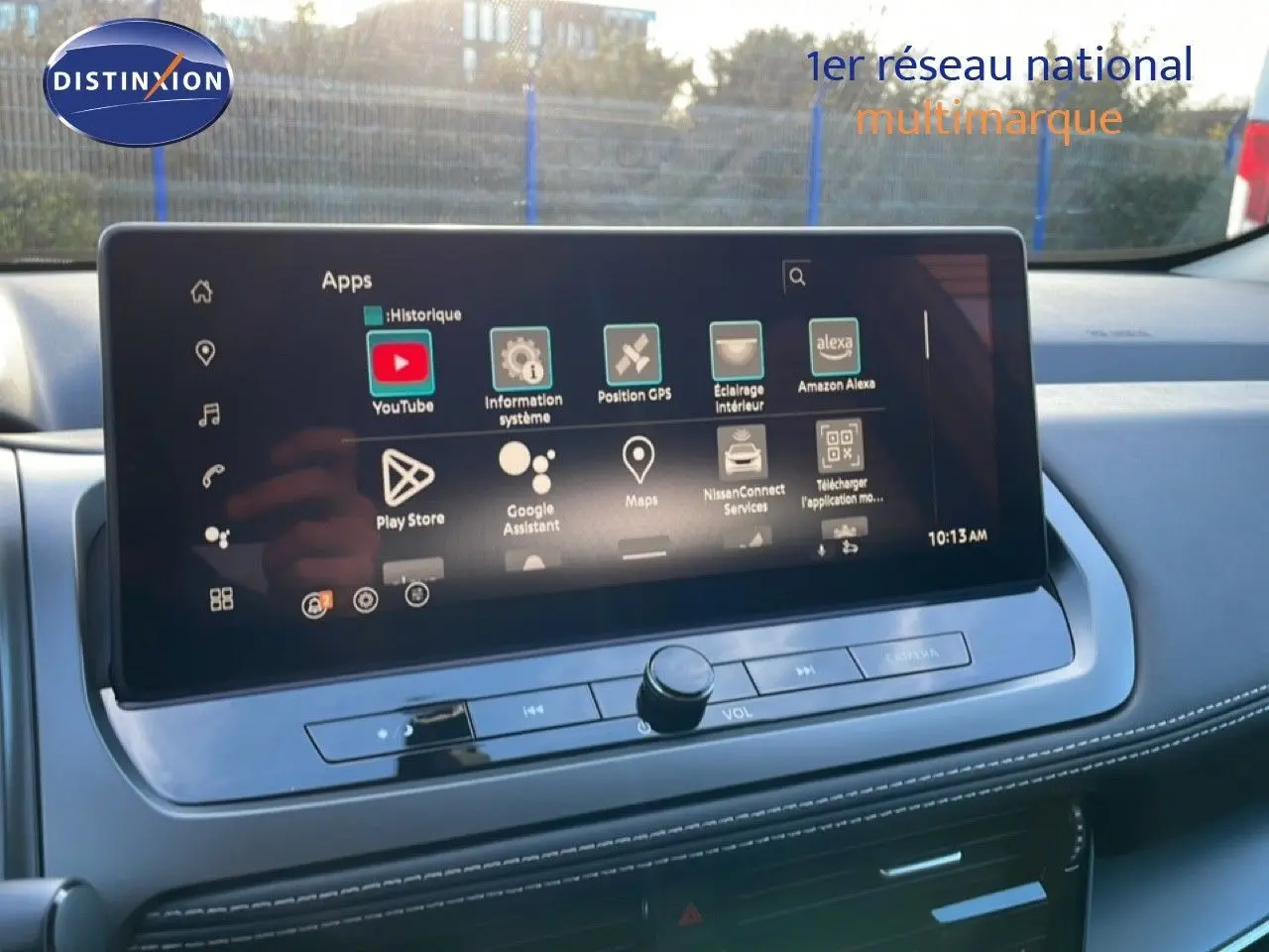 Vue intérieure du tableau de bord du Nissan Qashqai 2025 avec écran tactile central affichant des applications connectées.