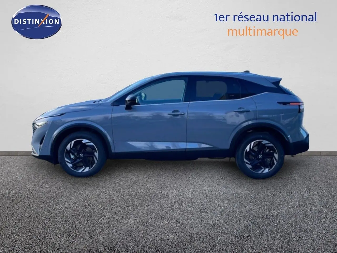 Vue latérale droite du Nissan Qashqai 2025 gris argile métal avec jantes noires et toit foncé.