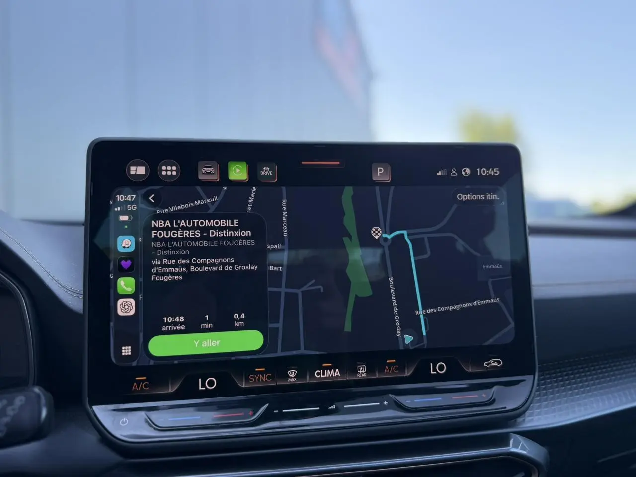 Écran tactile HD 12,9'' du système de navigation du CUPRA Formentor gris magnétique, vue intérieure centrale.