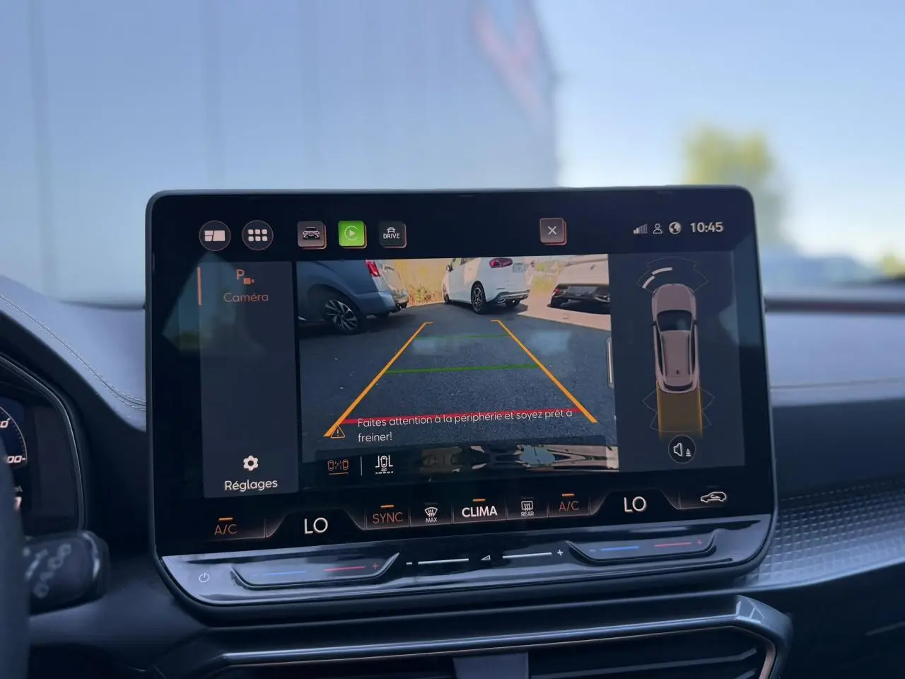 Écran tactile intérieur du Cupra Formentor 2025 montrant la caméra de recul avec interface de stationnement assisté.