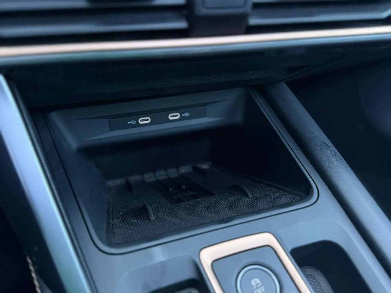 Gros plan sur la console centrale noire du Cupra Formentor 2025 avec ports USB-C doubles et surface antidérapante.