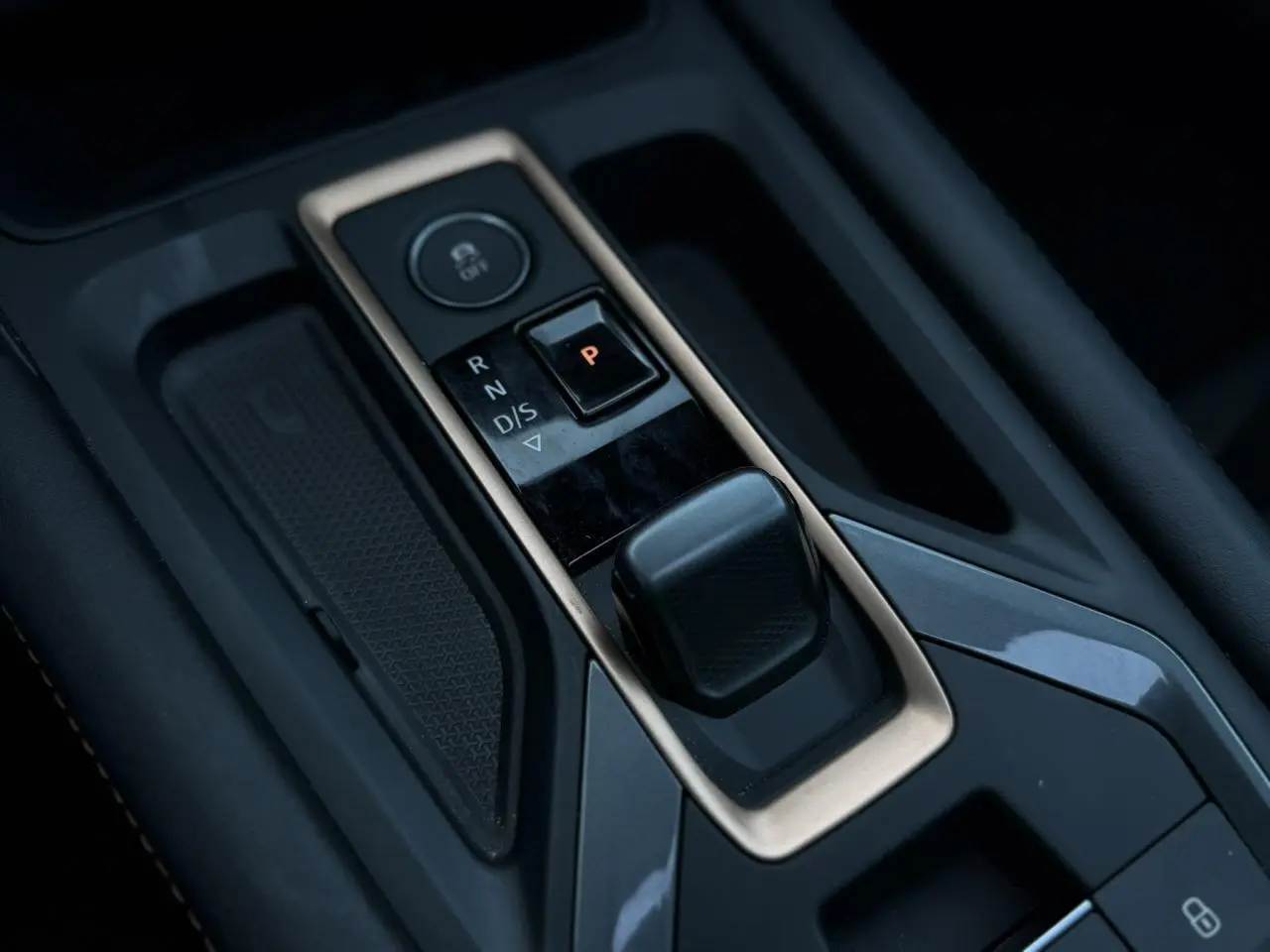 Gros plan sur la commande de boîte automatique noire avec cadre gris dans l’habitacle du CUPRA Formentor 2025.