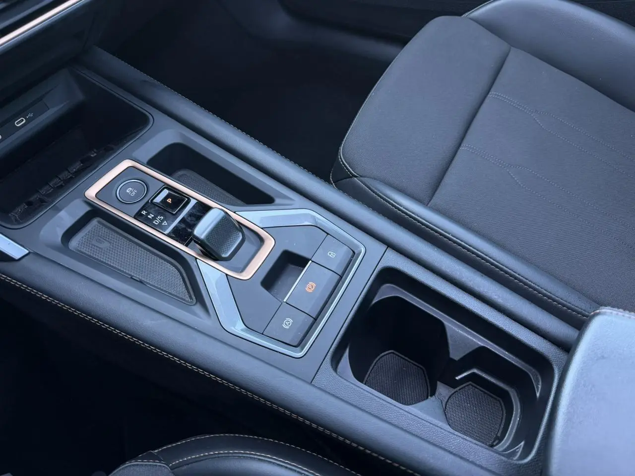 Vue rapprochée de la console centrale du CUPRA Formentor 2025, avec levier de vitesses électronique et sellerie noire.