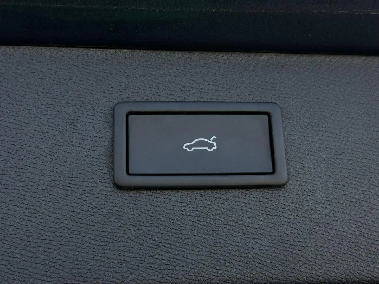 Bouton noir de hayon électrique avec pictogramme blanc, détail intérieur du CUPRA Formentor 2025.