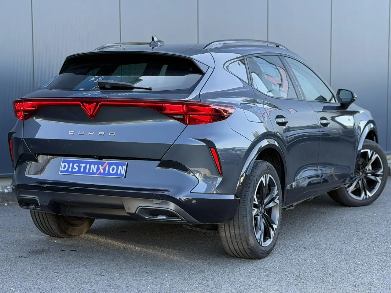 Vue 3/4 arrière droite du CUPRA Formentor gris magnétique avec feux arrière Tri-LED et jantes alliage 18 pouces Sonora.