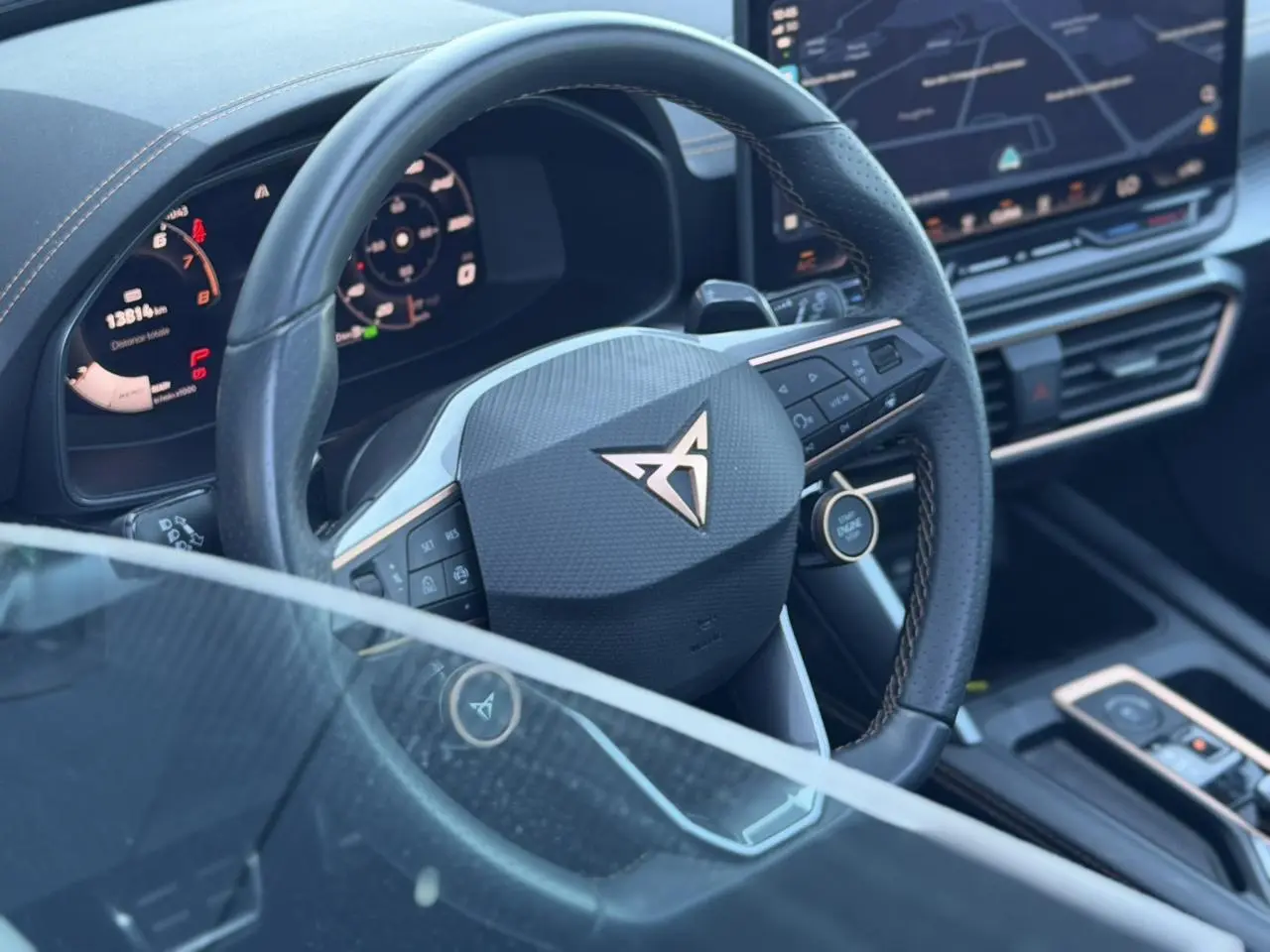 Vue rapprochée du volant cuir noir du CUPRA Formentor 2025 avec logo doré et tableau de bord numérique.