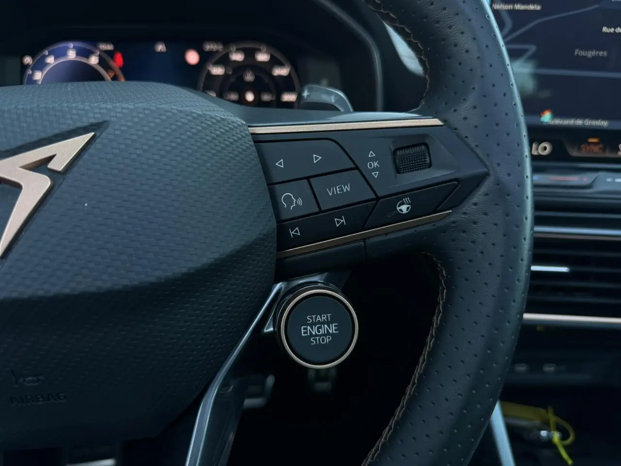Gros plan sur le volant perforé noir du CUPRA Formentor 2025 avec boutons multifonctions et bouton Start Engine Stop.
