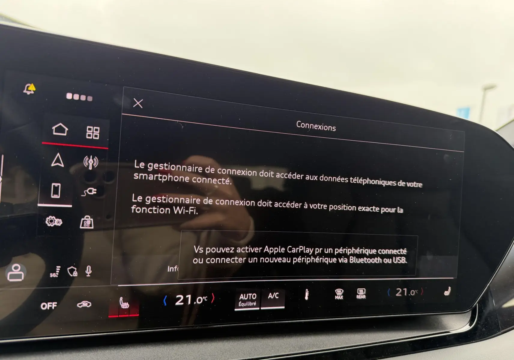 Écran tactile central de l’Audi Q6 e-tron 2024 affichant le menu de connexion smartphone en intérieur.