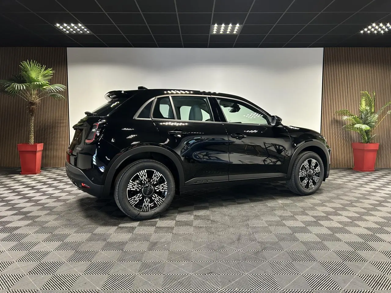 Vue de profil côté gauche du FIAT 600 noir brillant avec jantes alliage 17'' et feux arrière LED.