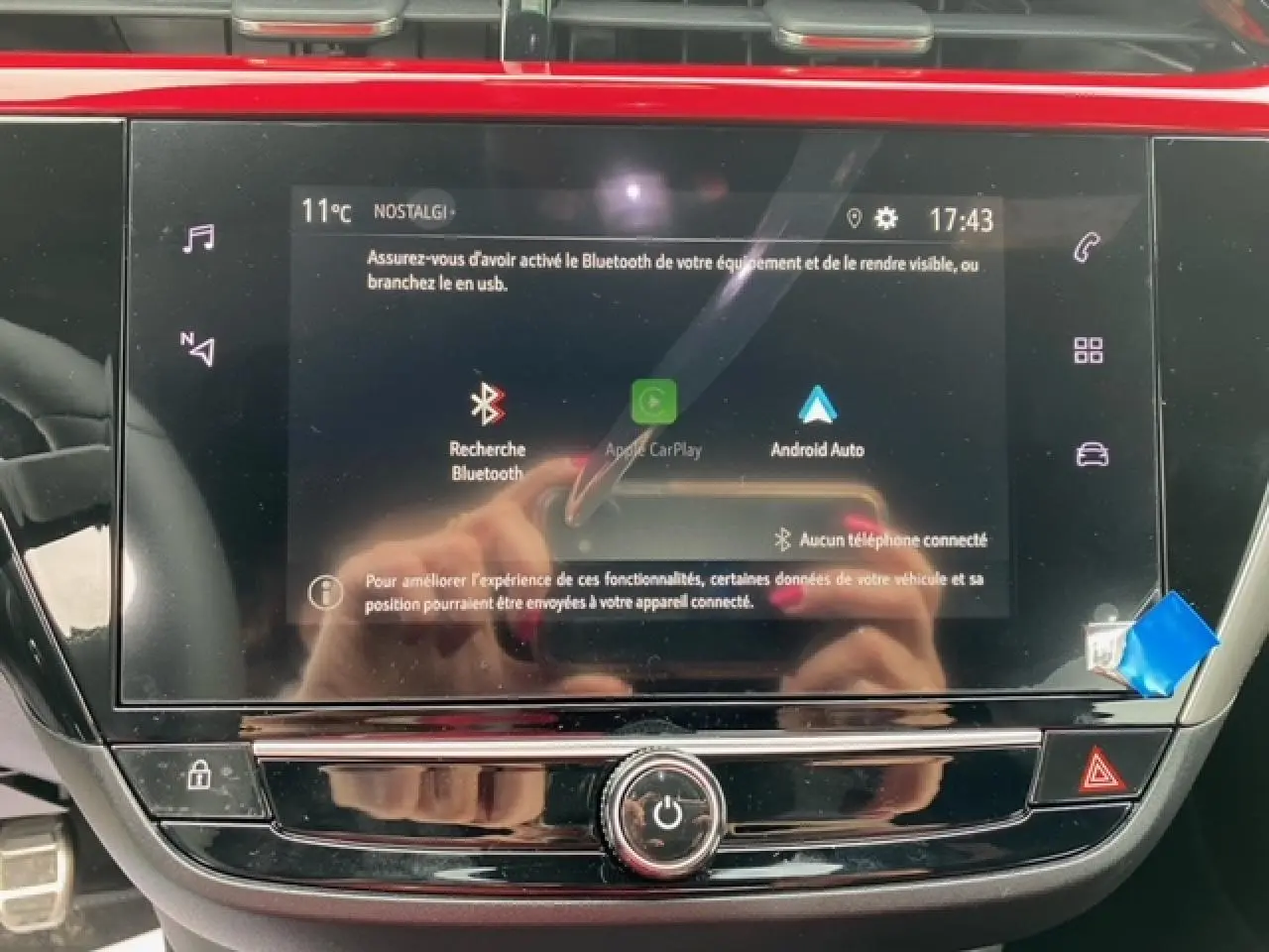 Écran tactile 7 pouces de l'Opel Corsa 2022 affichant les options Bluetooth, Apple CarPlay et Android Auto.