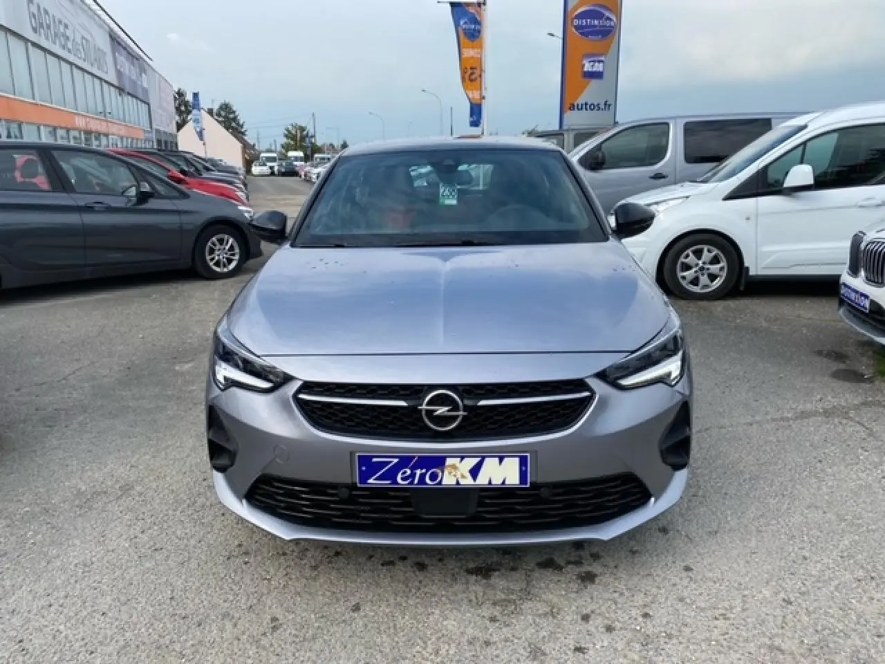Opel Corsa gris magnetic vue de face, avec calandre noire et phares LED au design anguleux.