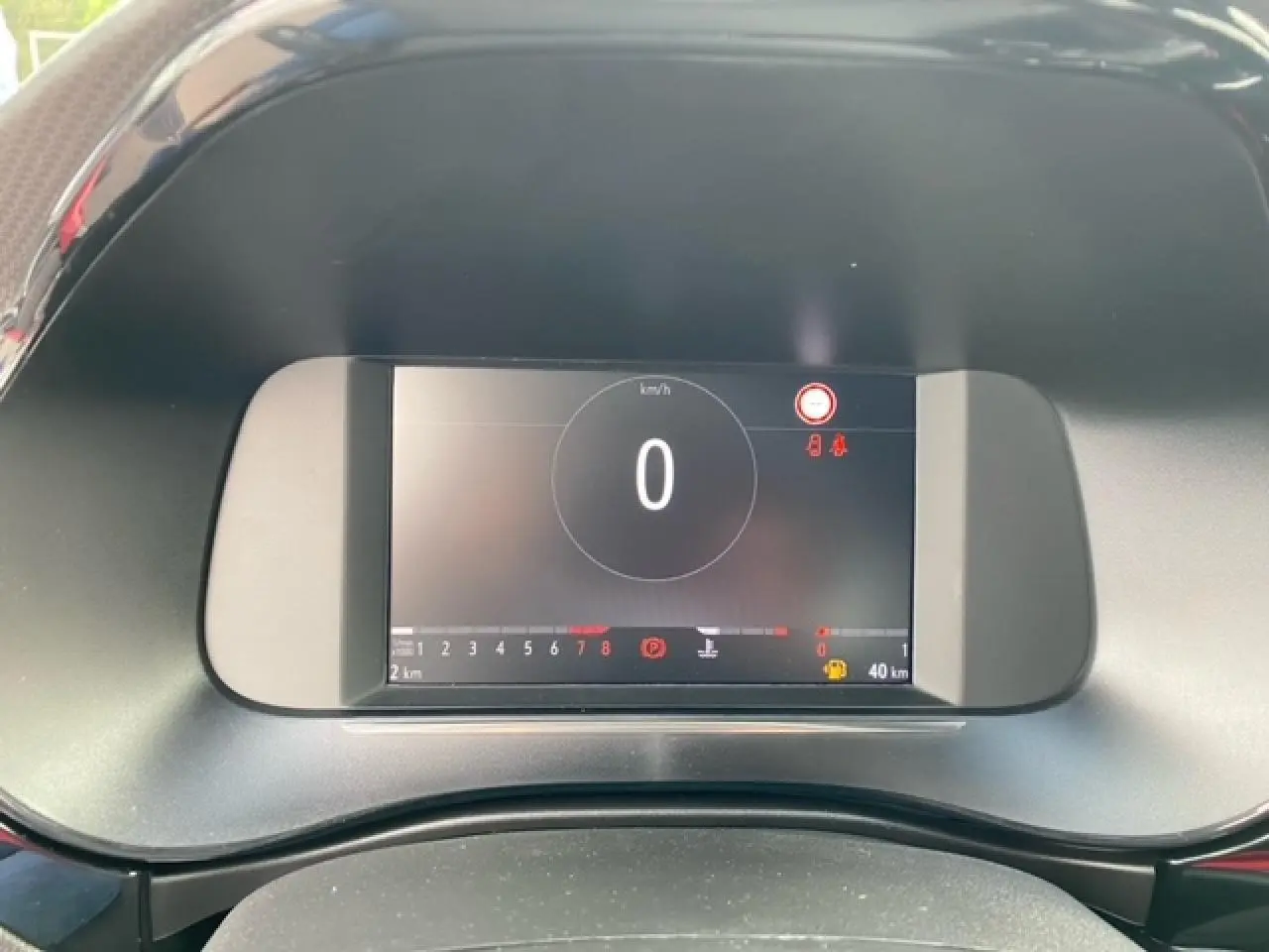 Tableau de bord numérique de l'Opel Corsa 2022 affichant la vitesse à zéro km/h et les voyants d'alerte allumés.