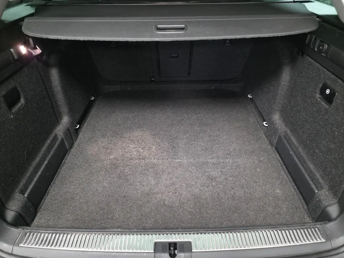 Coffre spacieux de break SKODA SUPERB Combi 2018 vu de l'arrière, intérieur noir avec tapis et éclairage.
