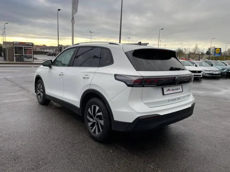 Volkswagen Tiguan blanc Pur en vue 3/4 arrière droit, avec jantes 17 pouces Venezia et toit ouvrant panoramique.