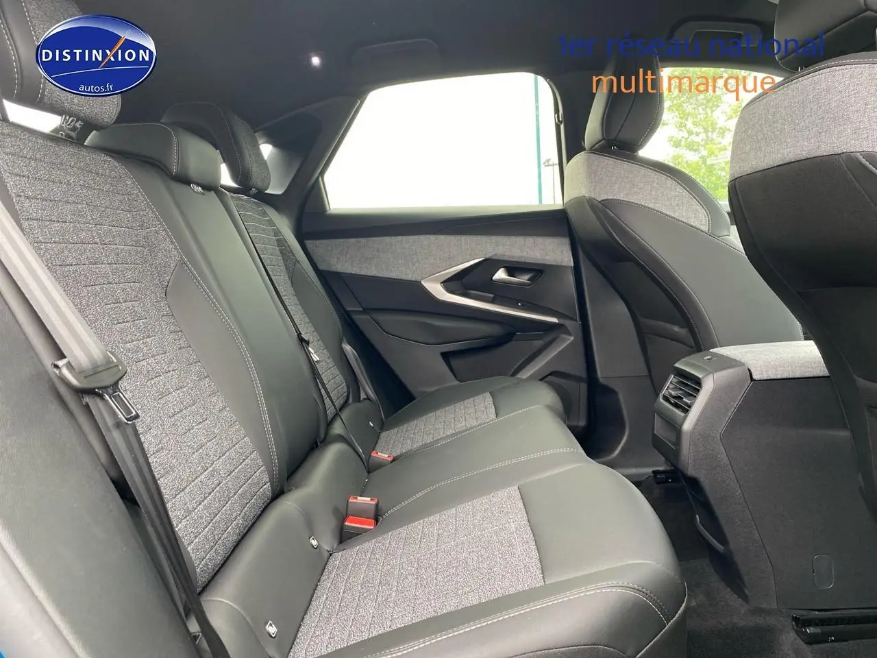 Vue intérieure arrière côté droit du Peugeot 3008 1.2 hybrid 145 allure bleu, sièges bi-matière gris et noir.