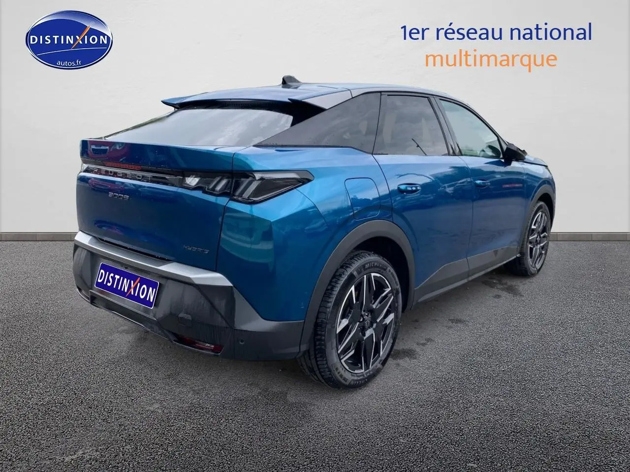 Vue 3/4 arrière droite d’un Peugeot 3008 bleu 2025 avec jantes alu et feux arrière LED distinctifs.