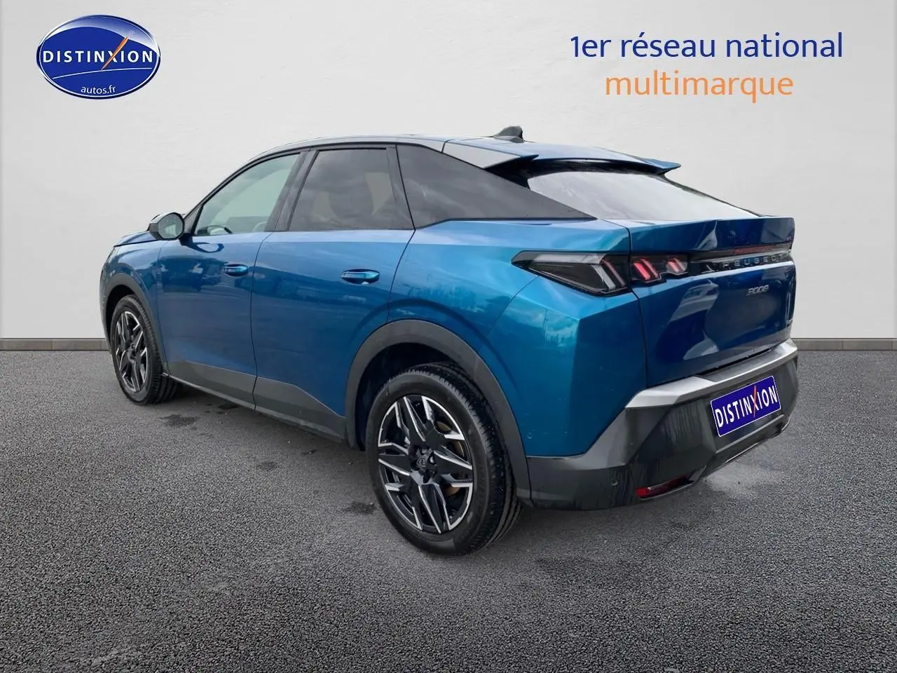 Peugeot 3008 bleu 3/4 arrière droit avec jantes alu et feux arrière à LED sur fond neutre.
