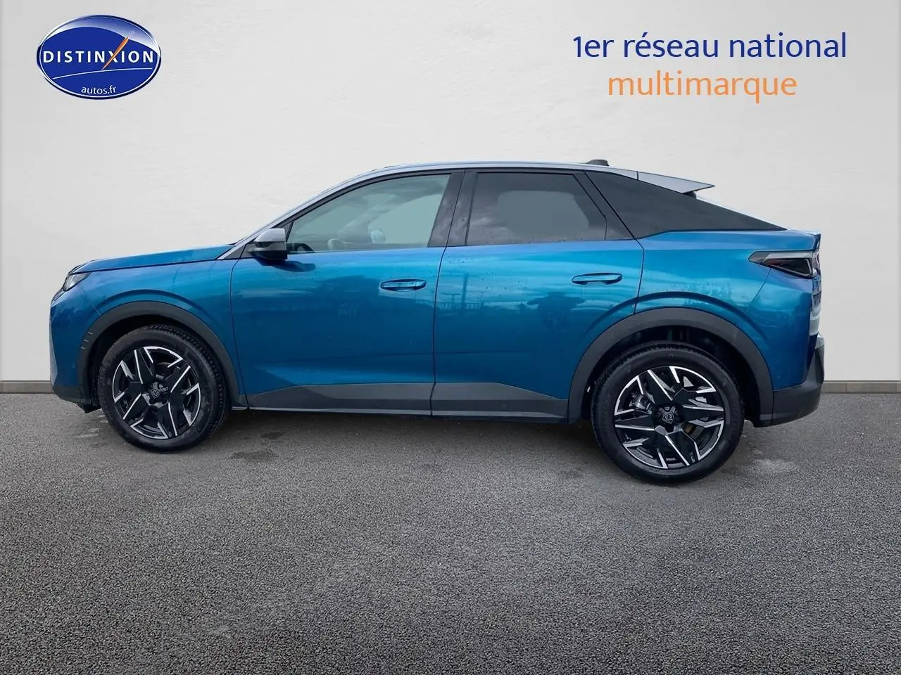 Profil droit d’un Peugeot 3008 bleu 2025 avec jantes alliage noires et toit noir contrasté.