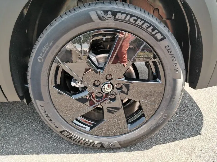 Gros plan sur la roue avant droite d’un Citroën C5 Aircross Vert Astoria avec jante noire brillante et pneu Michelin.