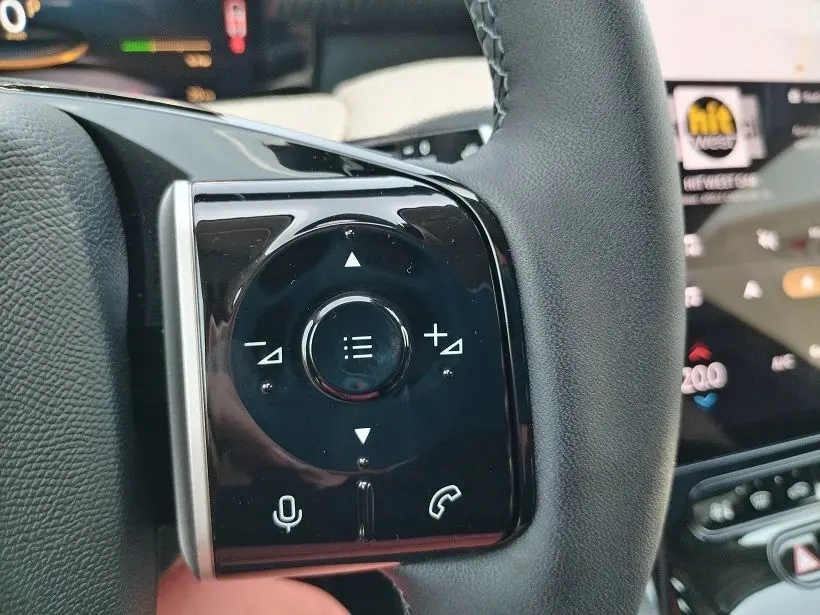 Gros plan sur les commandes tactiles noires à gauche du volant du Citroën C5 Aircross 2026, intérieur moderne.