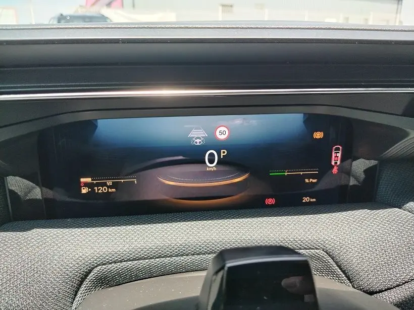 Affichage numérique du tableau de bord du Citroën C5 Aircross 2026, version Hybride, montrant la vitesse, autonomie et alertes.