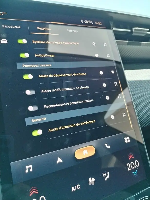 Écran tactile intérieur du Citroën C5 Aircross 2026 montrant les réglages d’aides à la conduite et sécurité.