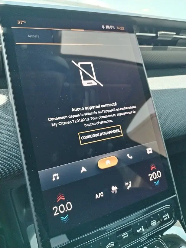 Écran tactile central du tableau de bord du Citroën C5 Aircross Vert Astoria, affichant la connexion Bluetooth inactive.