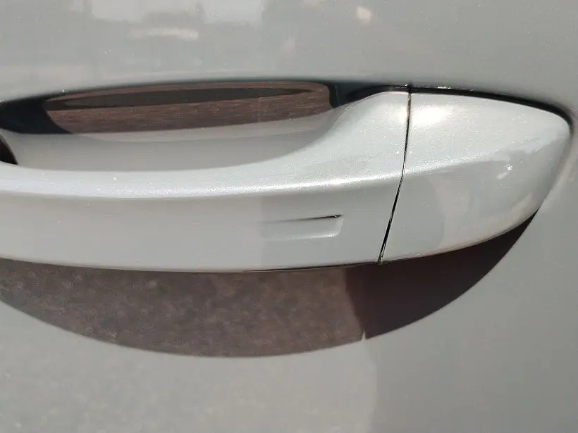 Poignée de porte côté droit du Citroën C5 Aircross Vert Astoria 2026 en gros plan, finition lisse et moderne.