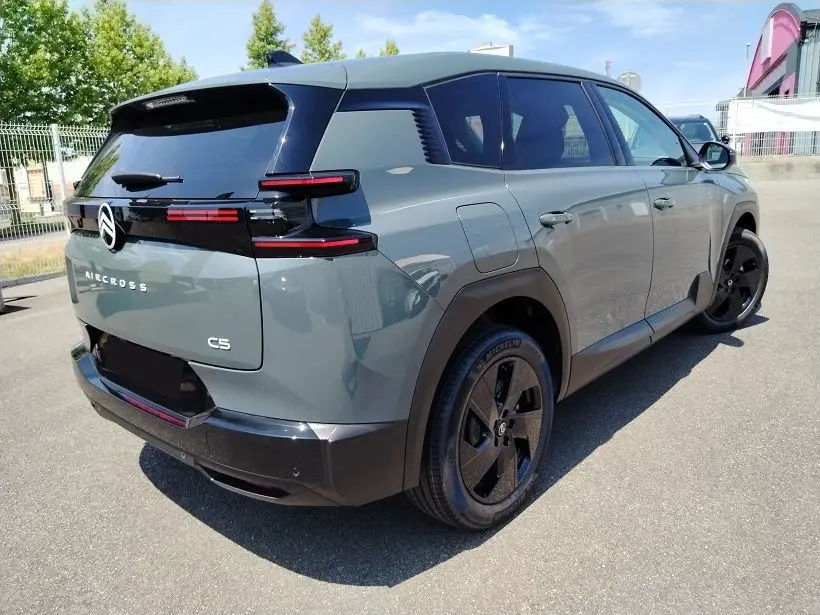 Vue 3/4 arrière droite d’un Citroën C5 Aircross Vert Astoria 2026 avec feux arrière distinctifs et jantes noires.