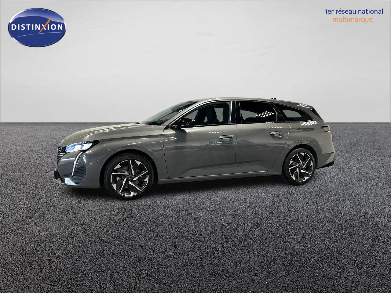 Peugeot 308 SW gris Sélénium vue de profil côté gauche, jantes alliage 17 pouces et feux LED avant allumés.