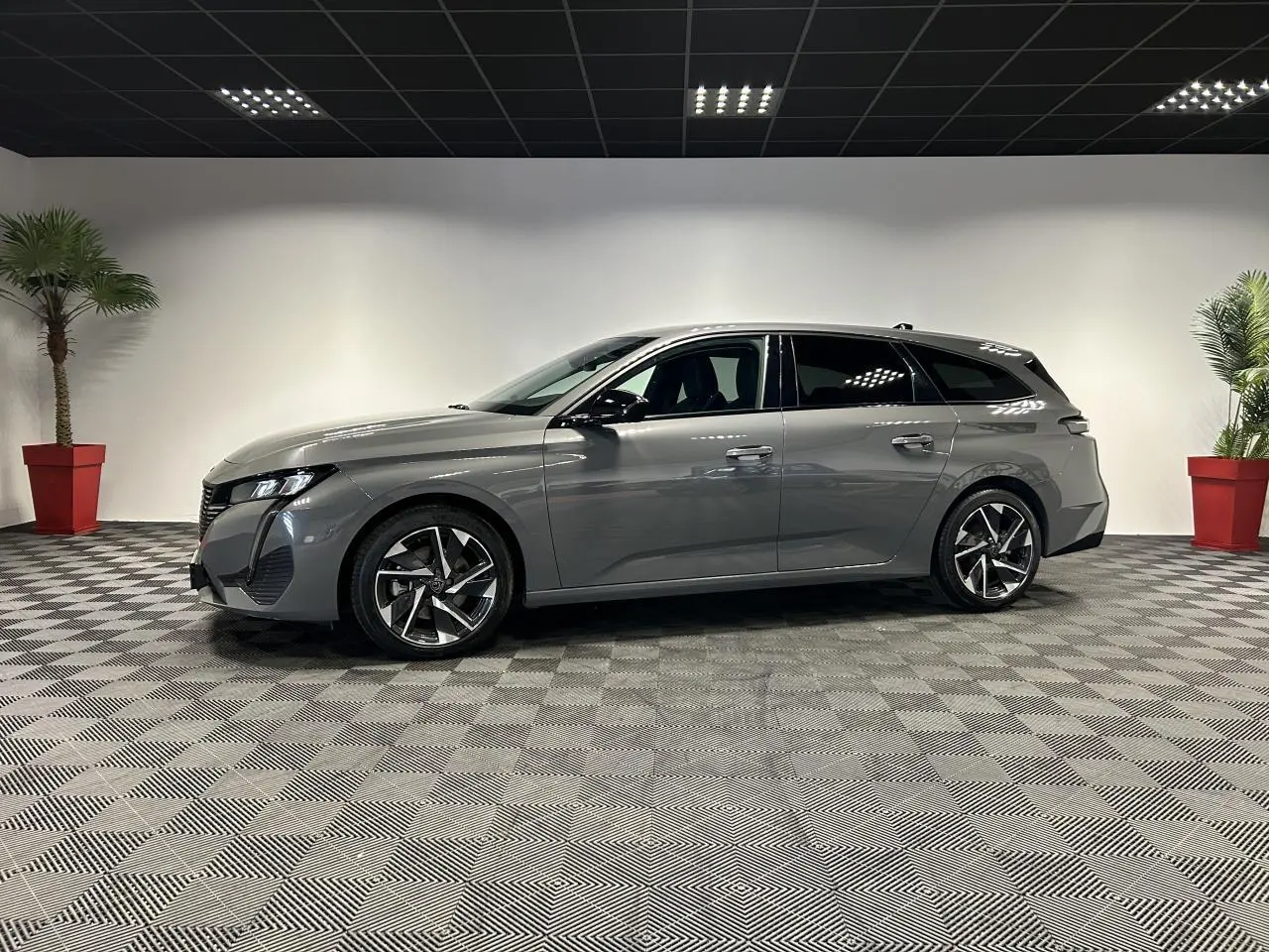 Peugeot 308 SW gris Sélénium vue de profil côté gauche, jantes alliage 17'' et toit noir brillant.