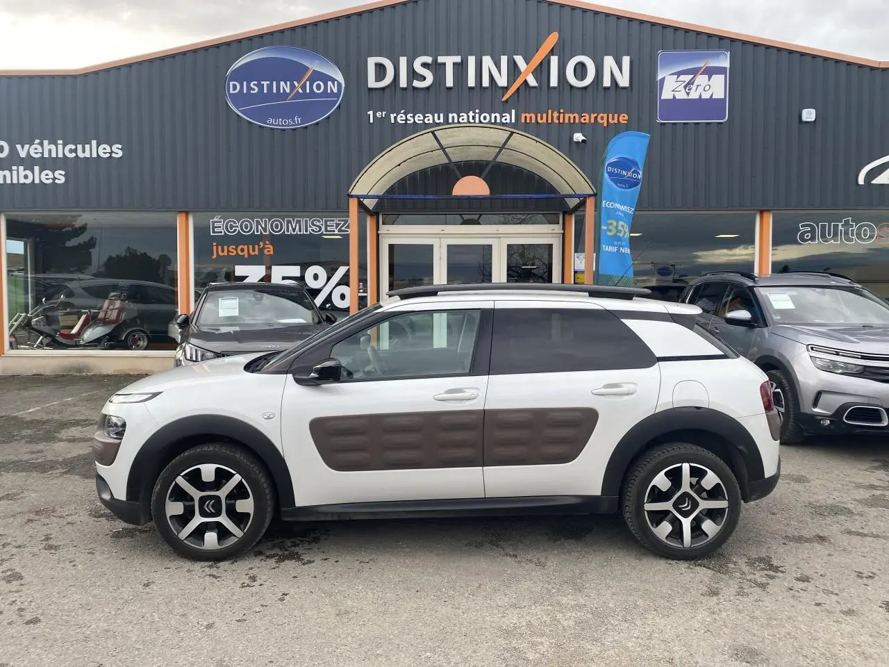 Profil côté gauche d'une Citroën C4 Cactus blanche avec Airbump marron et jantes alliage bi-ton 17 pouces.