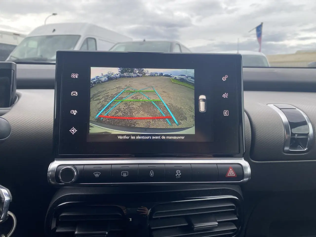 Vue intérieure du tableau de bord de la Citroën C4 Cactus 2015 montrant l'écran de la caméra de recul en fonctionnement.