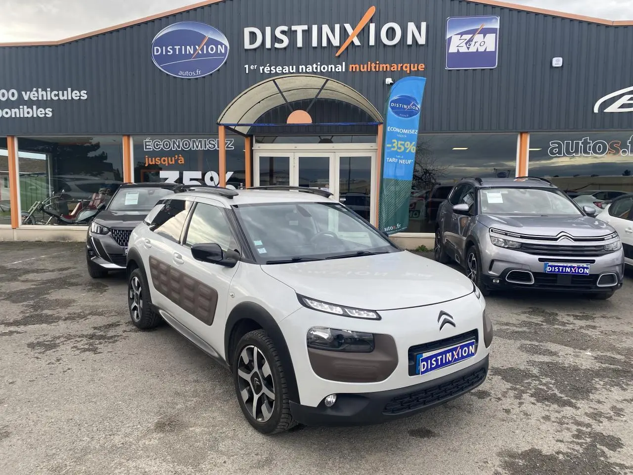 Citroën C4 Cactus blanc perle vue 3/4 avant droit avec Airbump Dune et jantes alliage bi-ton 17 pouces.