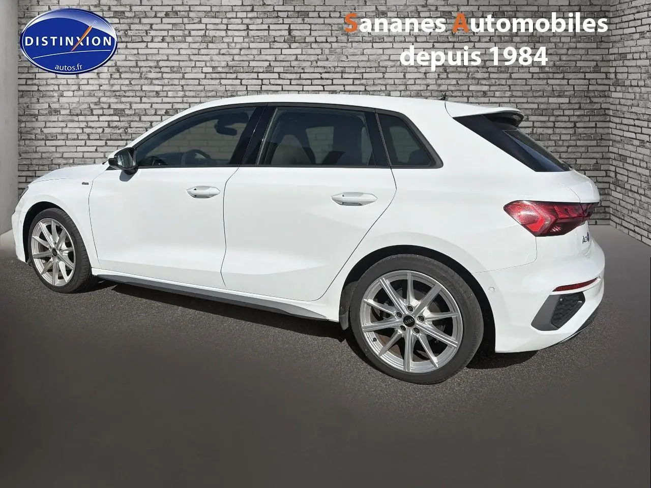Audi A3 Sportback blanc vue de profil côté gauche, avec jantes alliage et lignes épurées visibles.