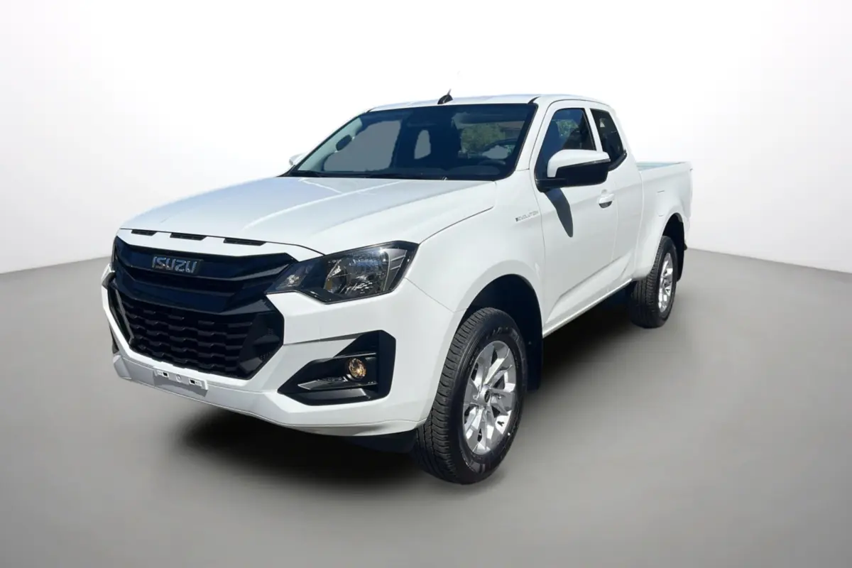 Vue 3/4 avant droite d'un Isuzu D-MAX 2.2 TD 164 Splash White avec calandre noire et jantes alu 18 pouces.